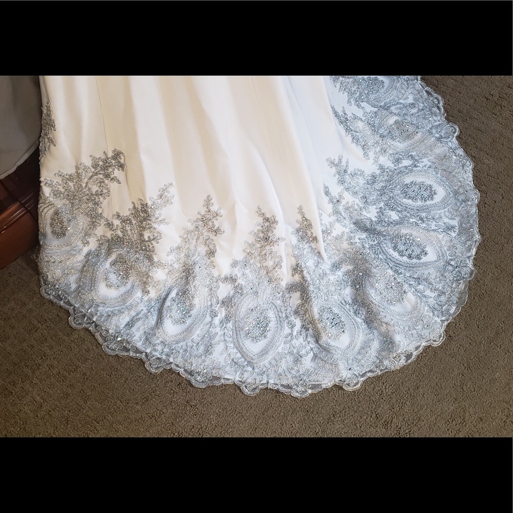 White Gown / Wedding Dress - Picture 6 of 8